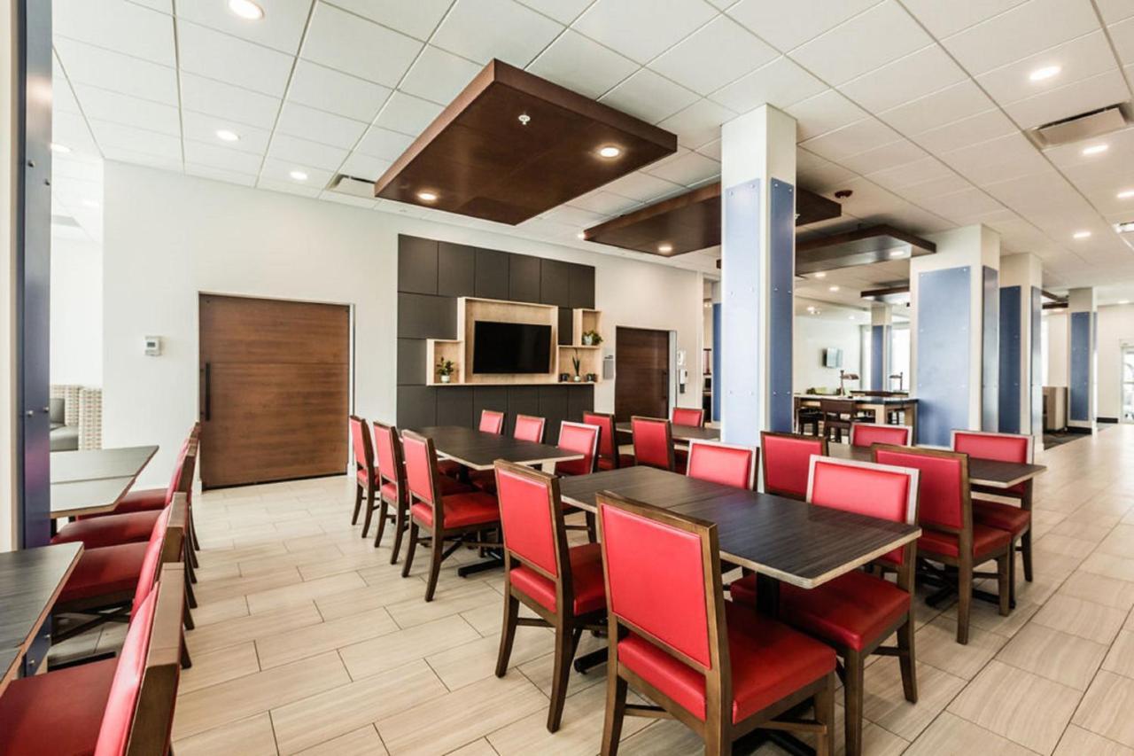 Holiday Inn Express & Suites Edmonton N - St Albert, An Ihg Hotel Saint Albert Esterno foto